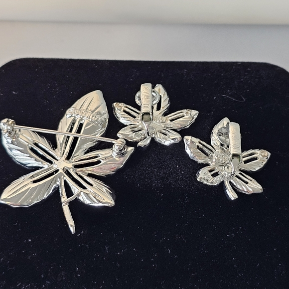 Vintage Signed Sarah Coventry Silver Tone Leaf Brooch and Clip Earrings Set - Picture 4 of 6